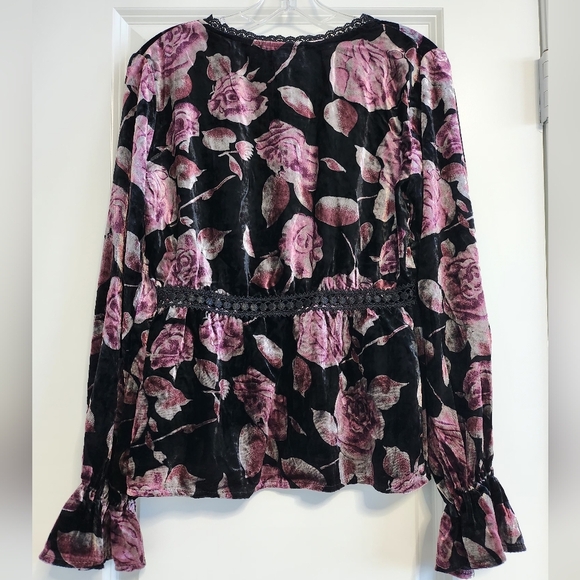 Willow & Clay Black and Pink Rose Long Sleeve Blouse Size Small - Picture 3 of 10